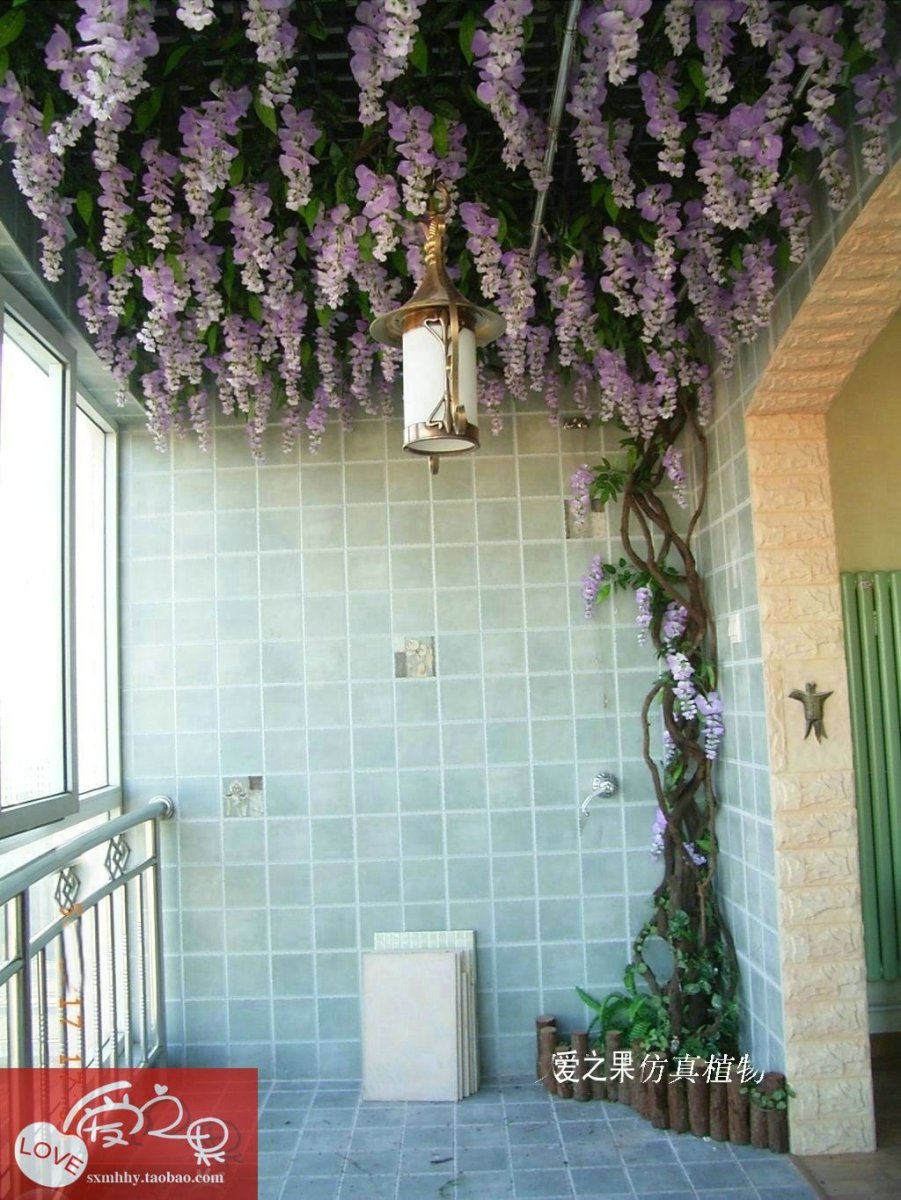 Искусственные цветы на потолке