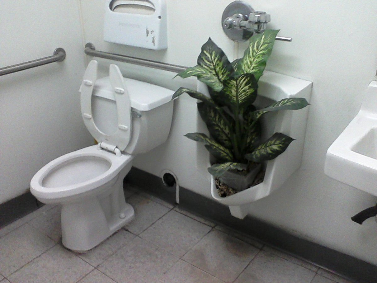 Туалет в цветах искусственных