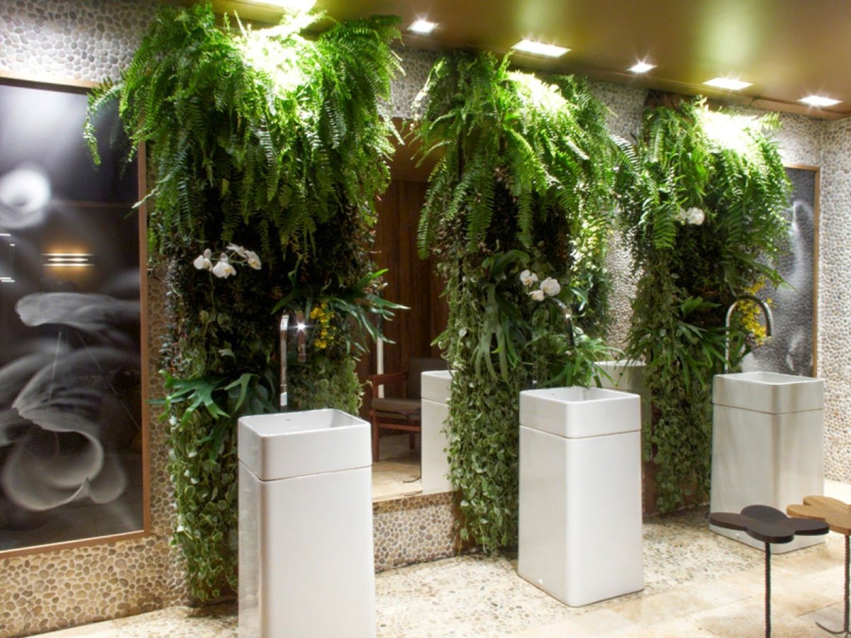 Искусственные цветы в туалете