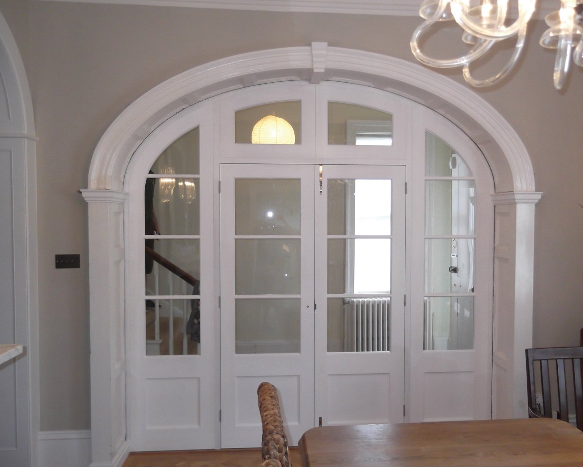 Французские двери с фрамугой арка