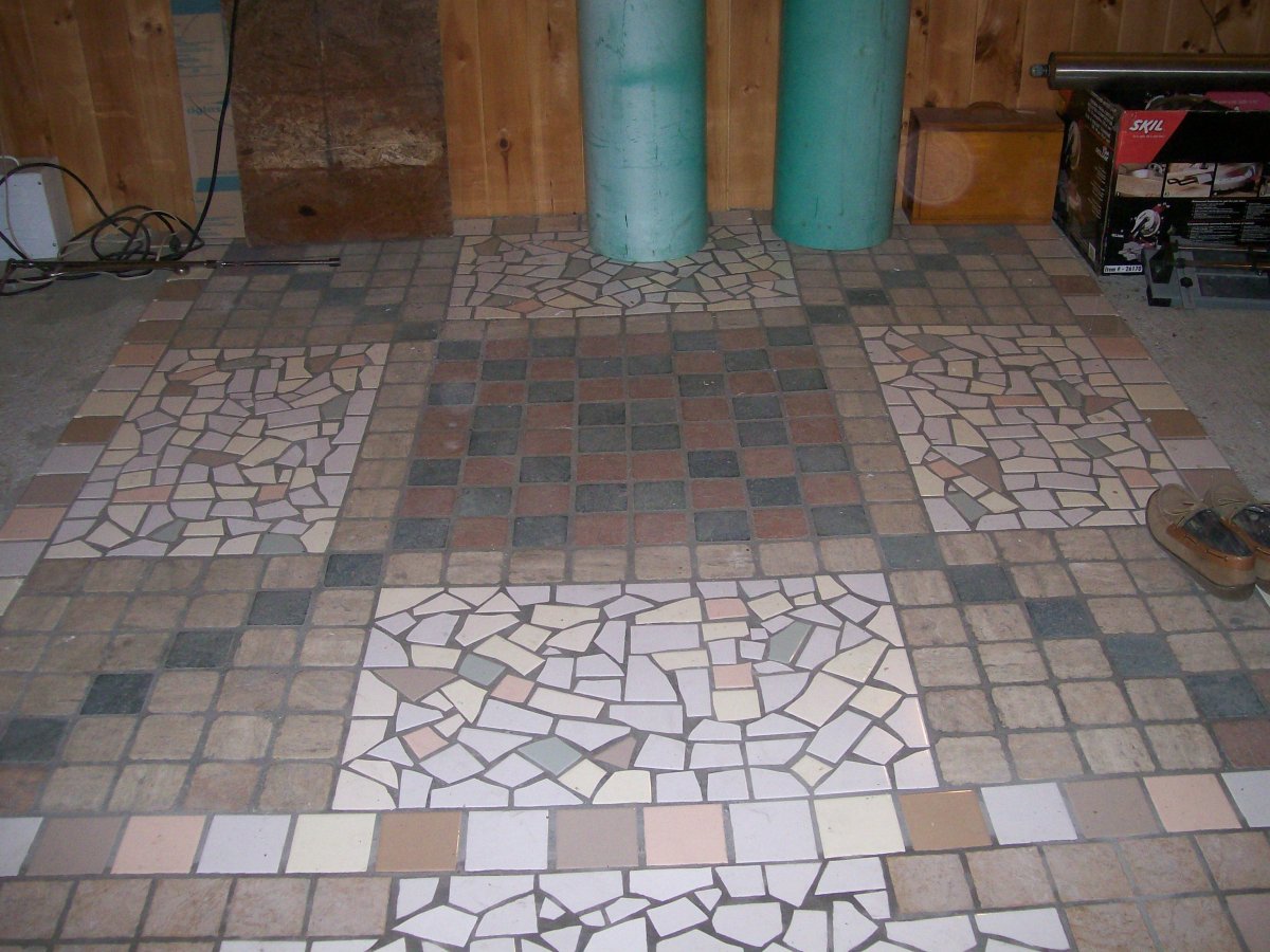 Пол из кусочков плитки