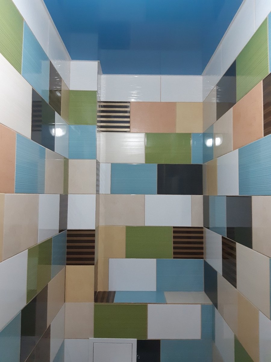 Стена из разной плитки