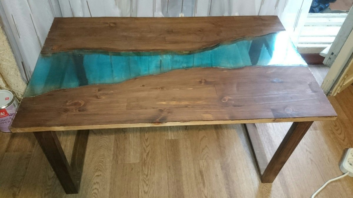 Стол с эпоксидной смолой