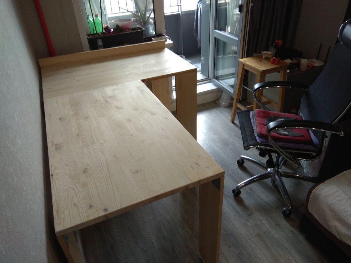 Письменный стол из мебельного щита