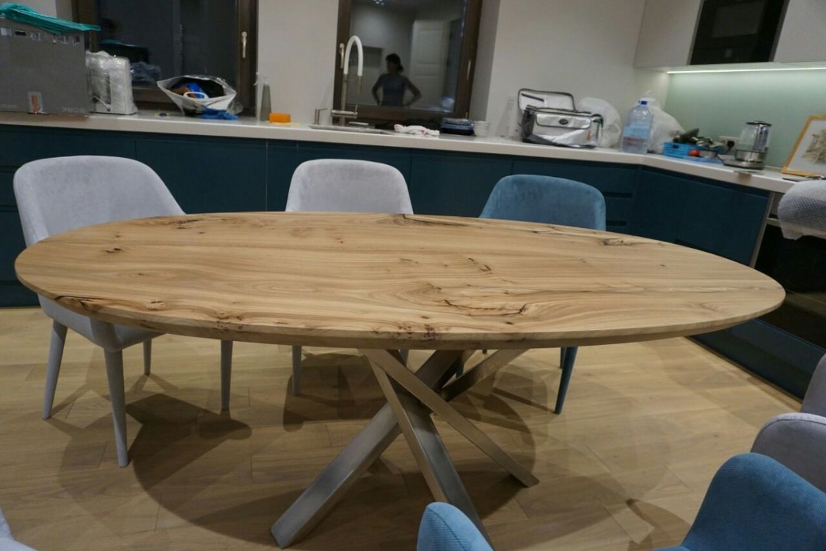 Овальный стол из дерева