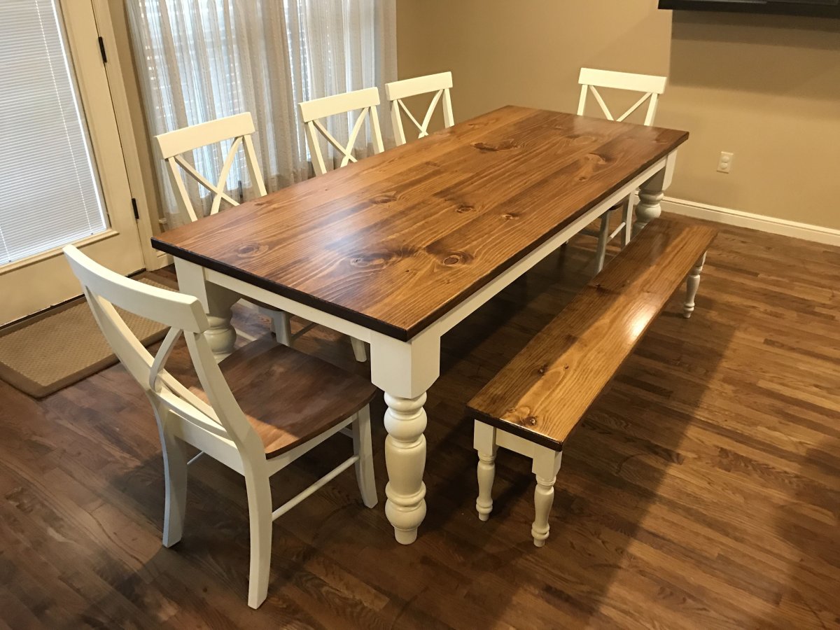 Стол из массива сосны в интерьере