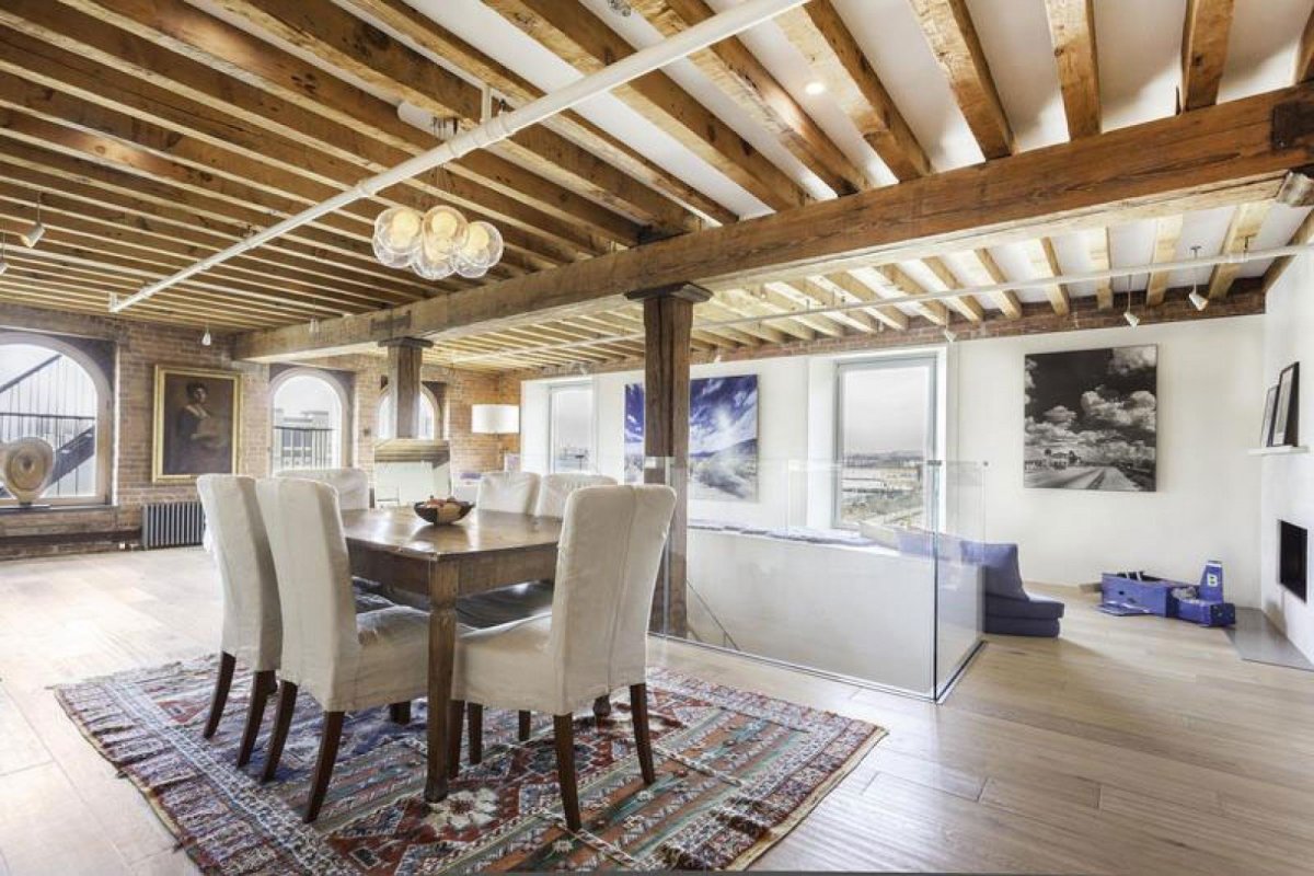 Потолок на веранде с балками