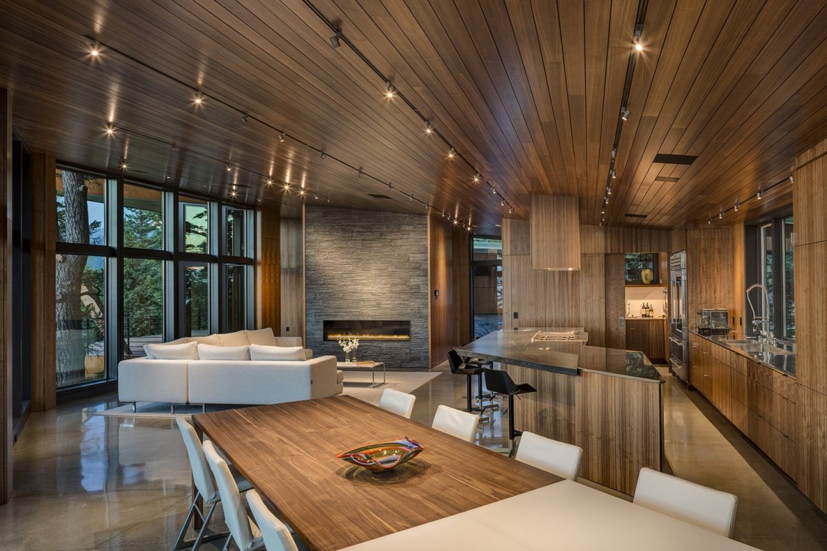 Современный деревянный интерьер