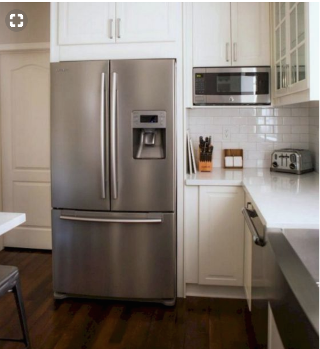 Холодильник Сайд-бай-Сайд в интерьере с кухней икеа