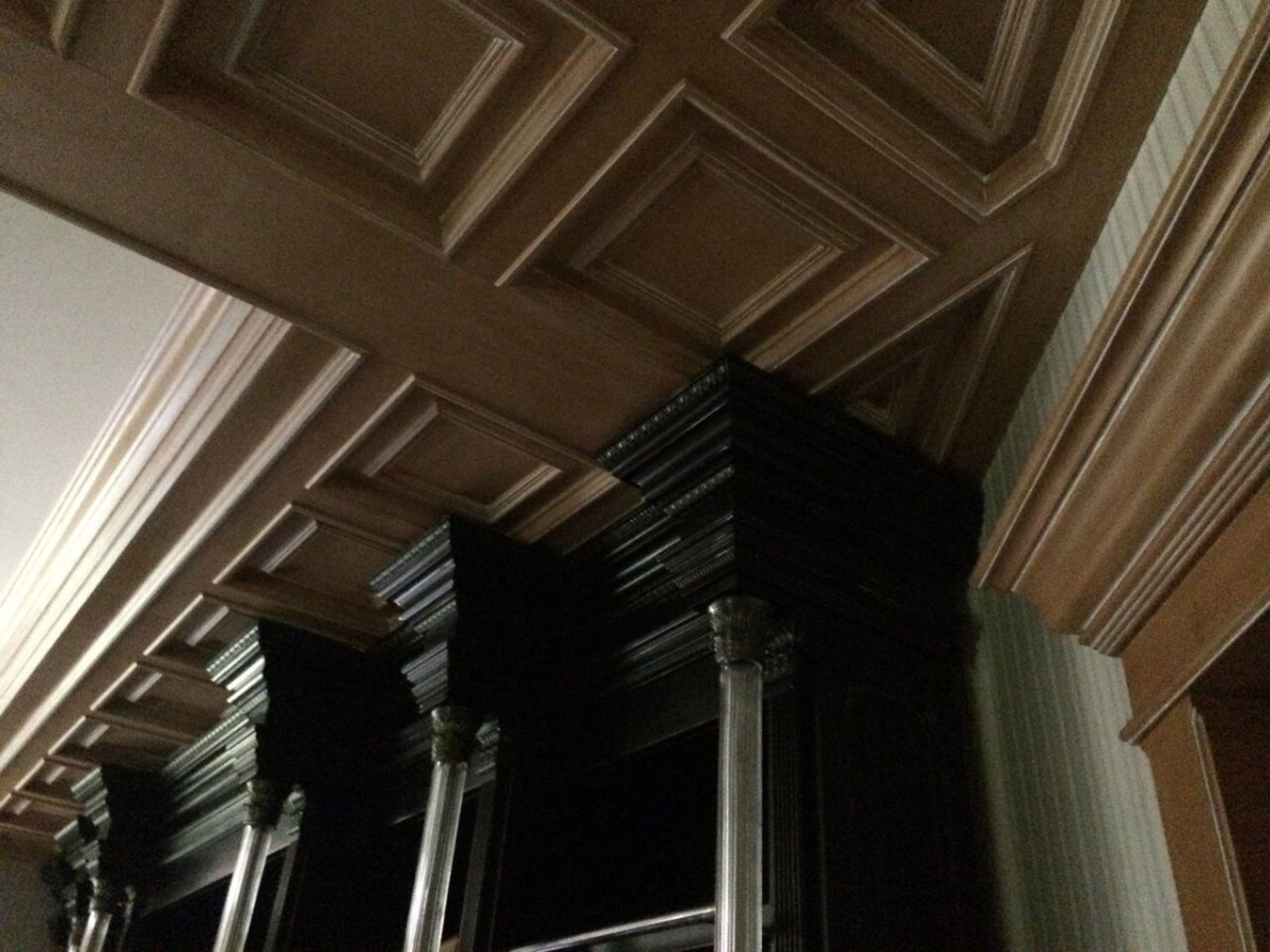 Кессонный потолок в лестничном марше