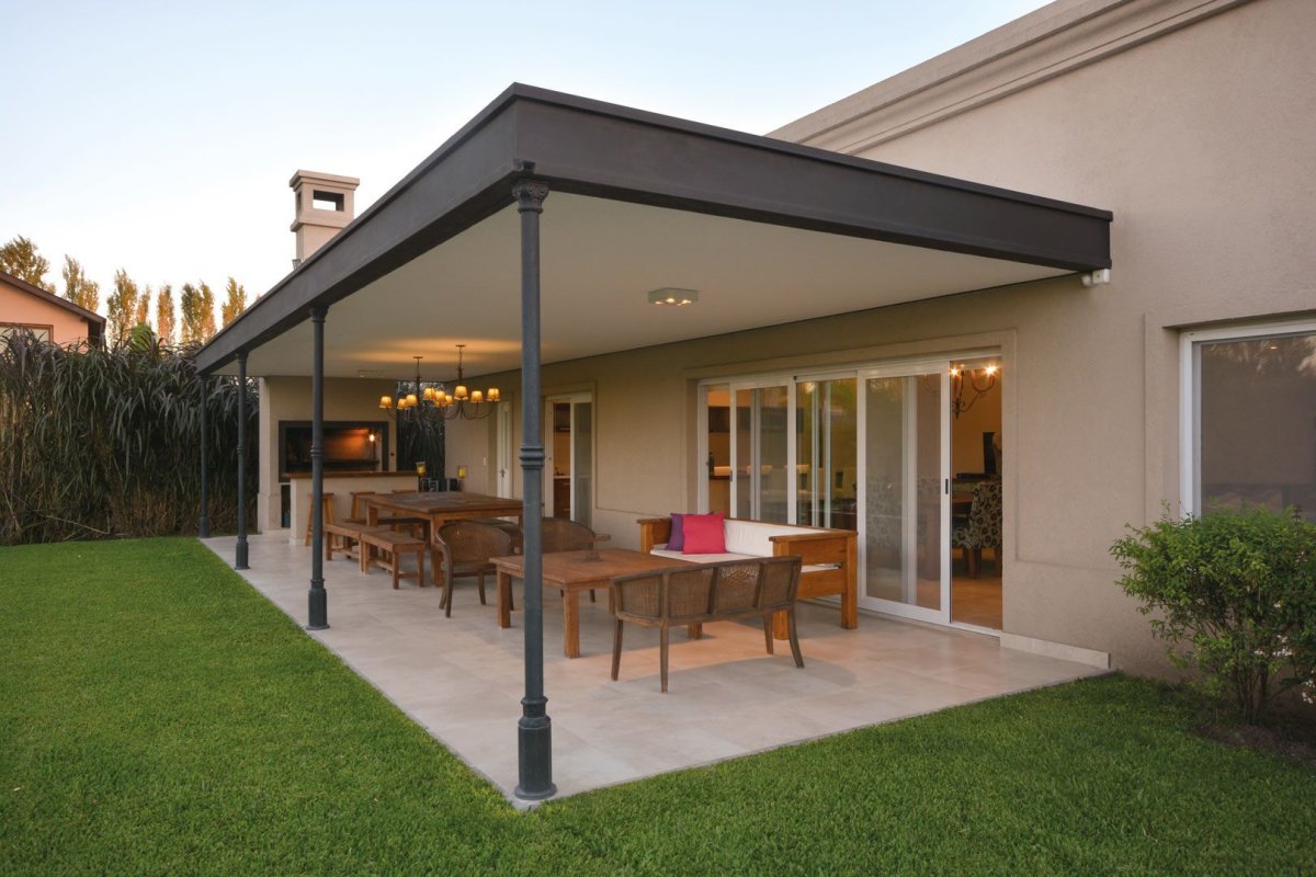 Дом с плоской крышей и верандой