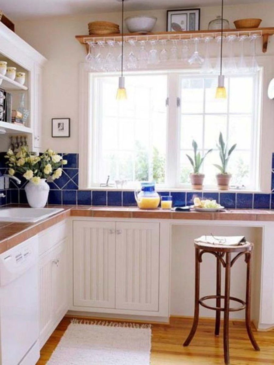 Кухонная столешница у окна