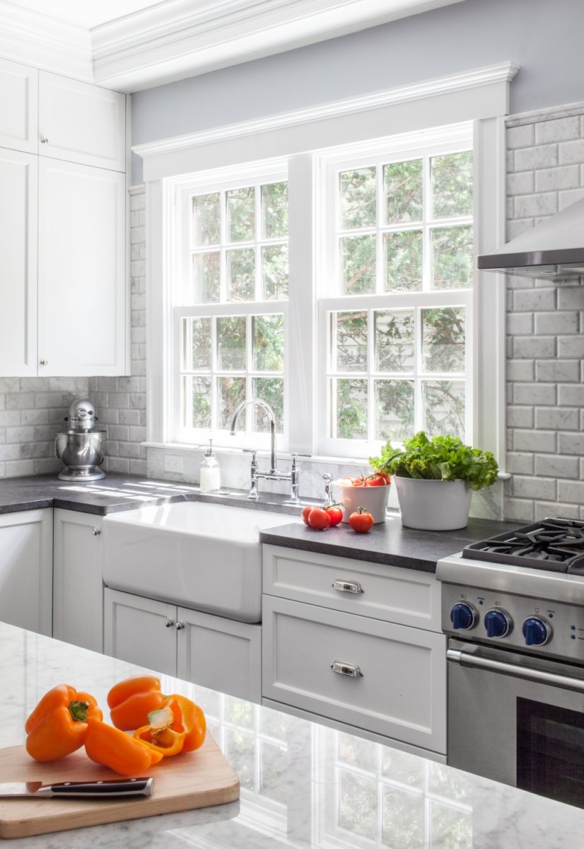 Плита у окна на кухне