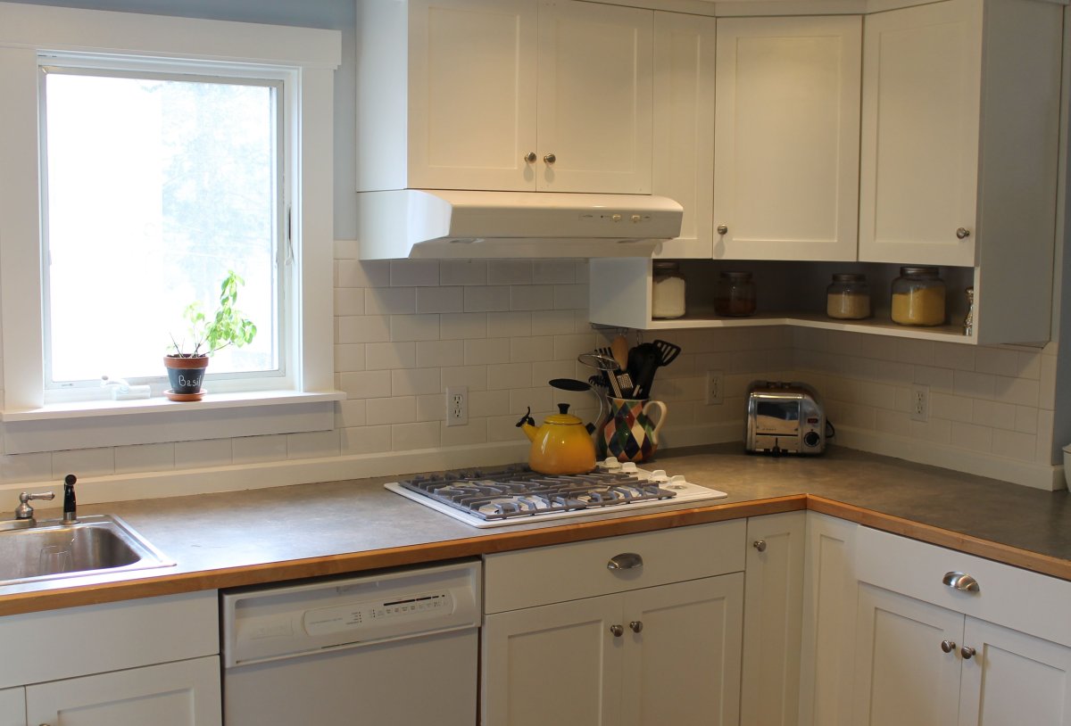 Плита возле окна на кухне