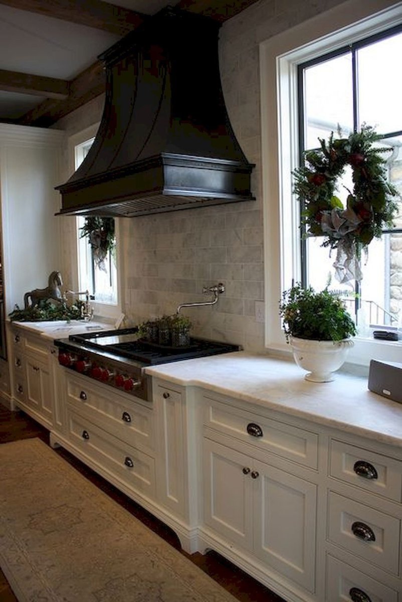 Вытяжка над окном на кухне