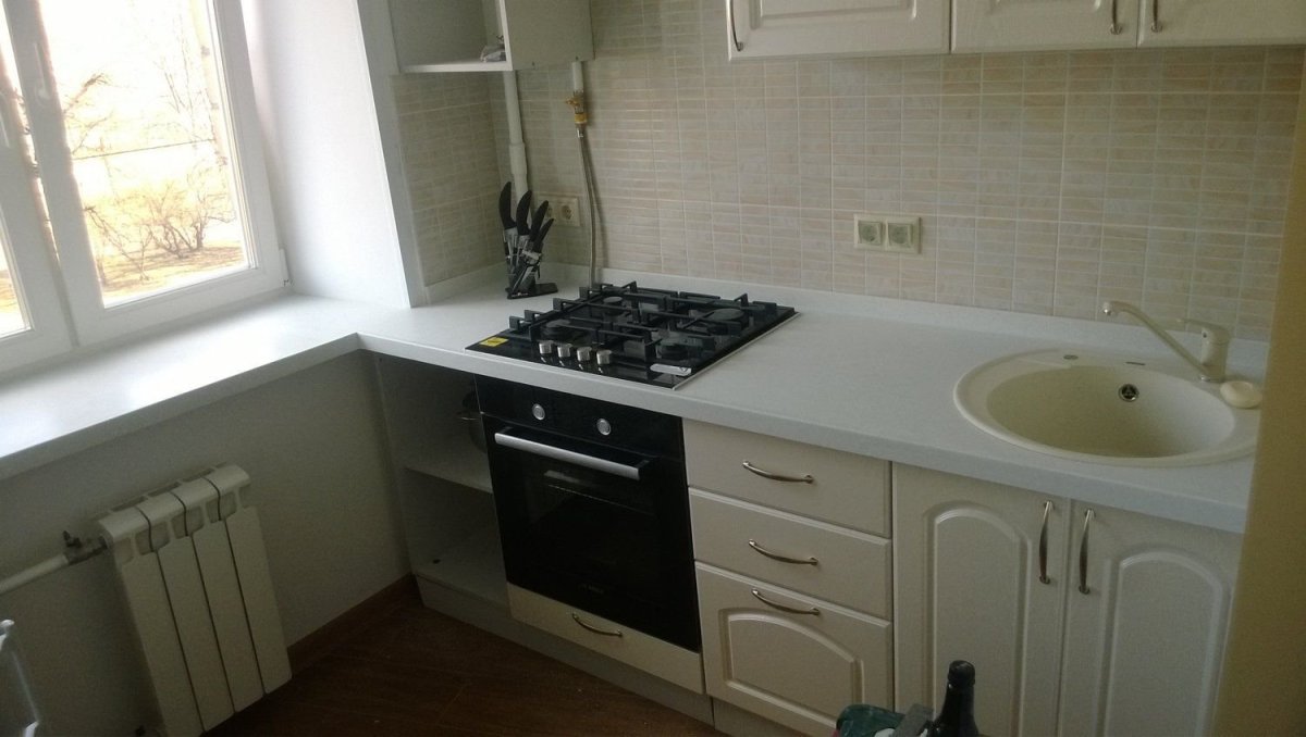 Кухня со столешницей у окна