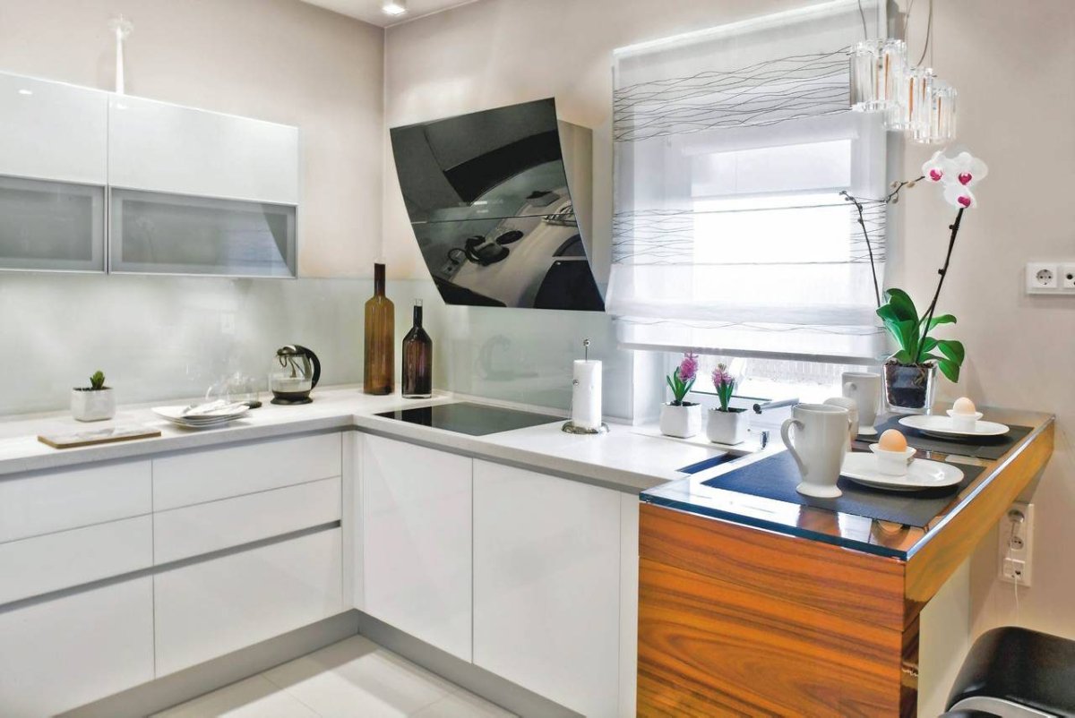 Вытяжка около окна на кухне