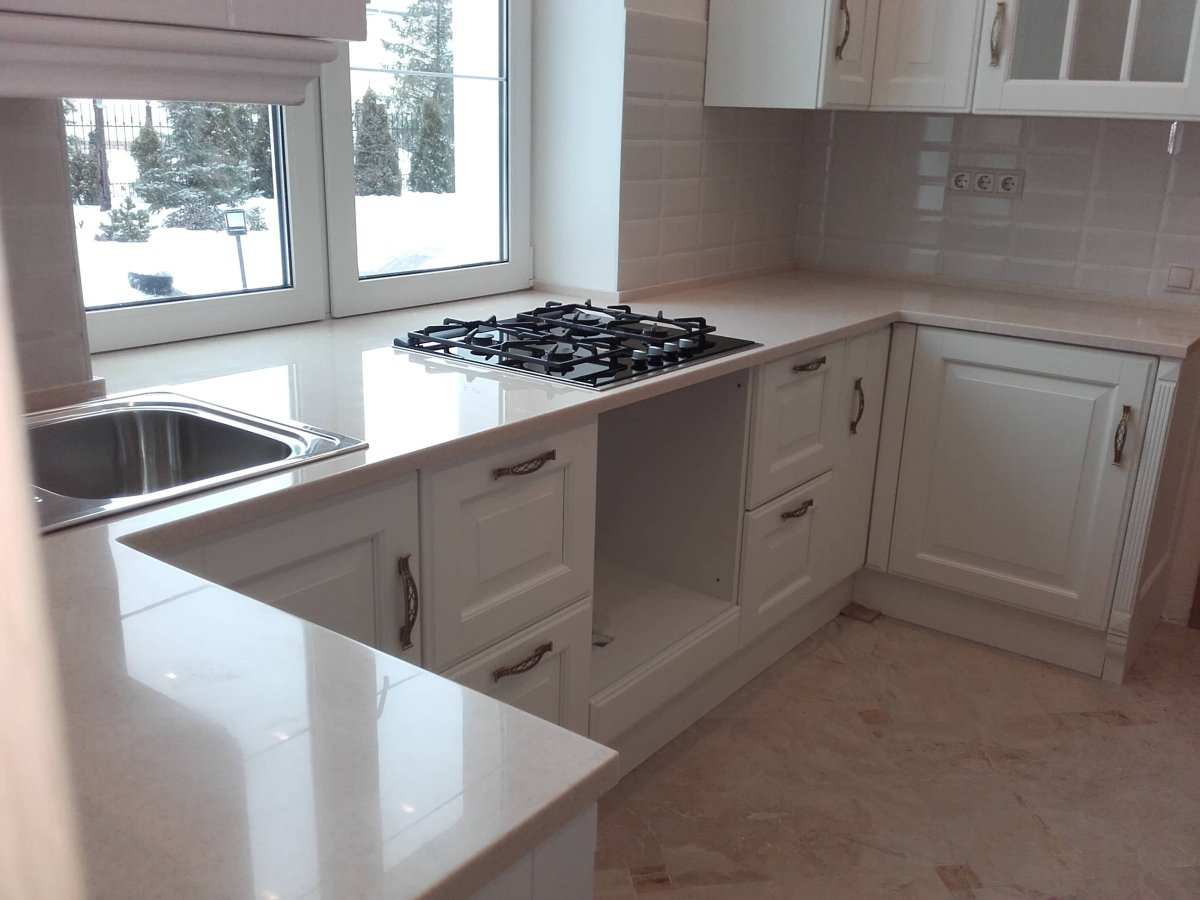 Кухонный гарнитур с подоконником