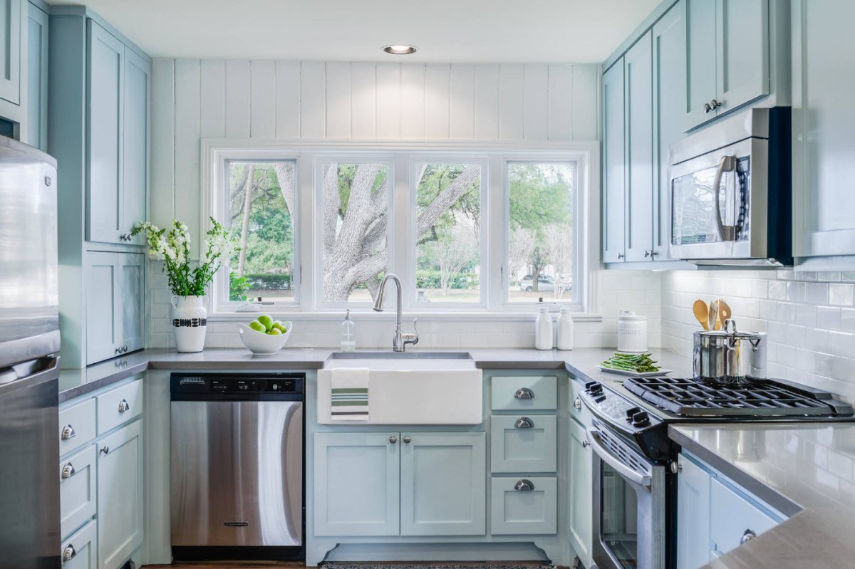 Кухня в пастельных голубых тонах