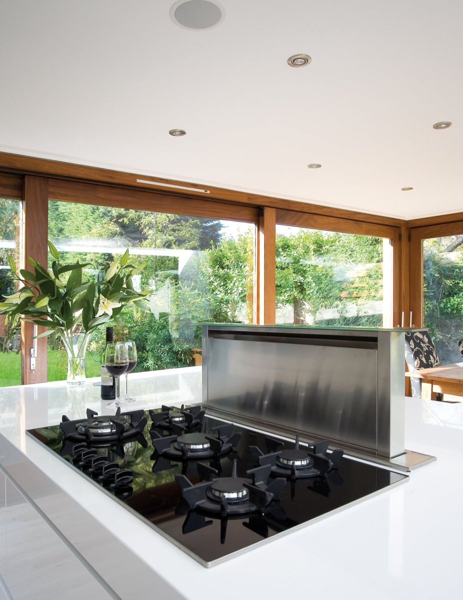 Плита напротив окна