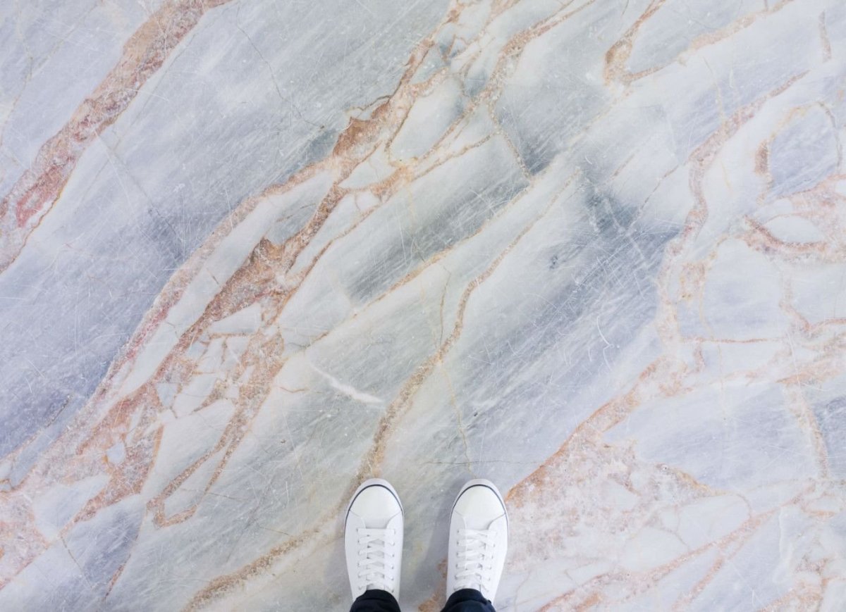 Кварц виниловый ламинат под мрамор с золотом