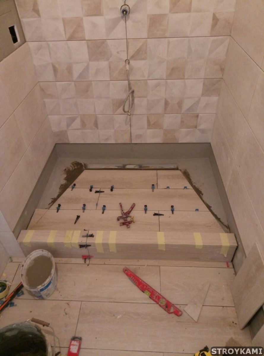 Разуклонка плитки 20 на 60 в душевой