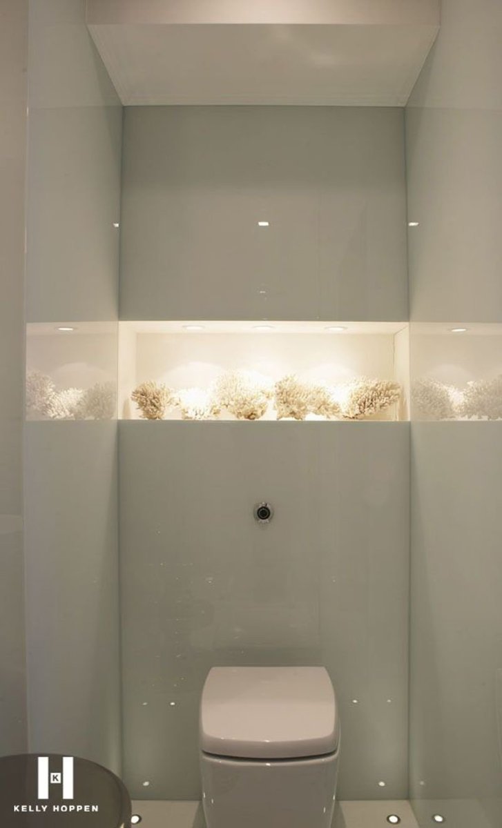 Полка с подсветкой над инсталляцией