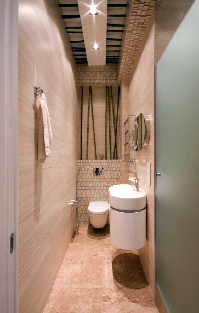 Узкая туалетная комната