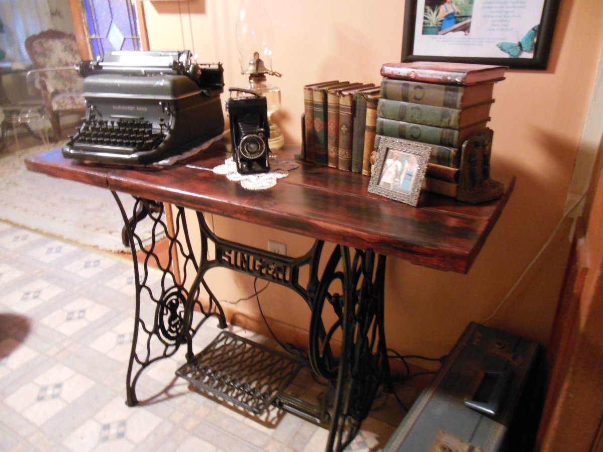 Швейный стол Зингер