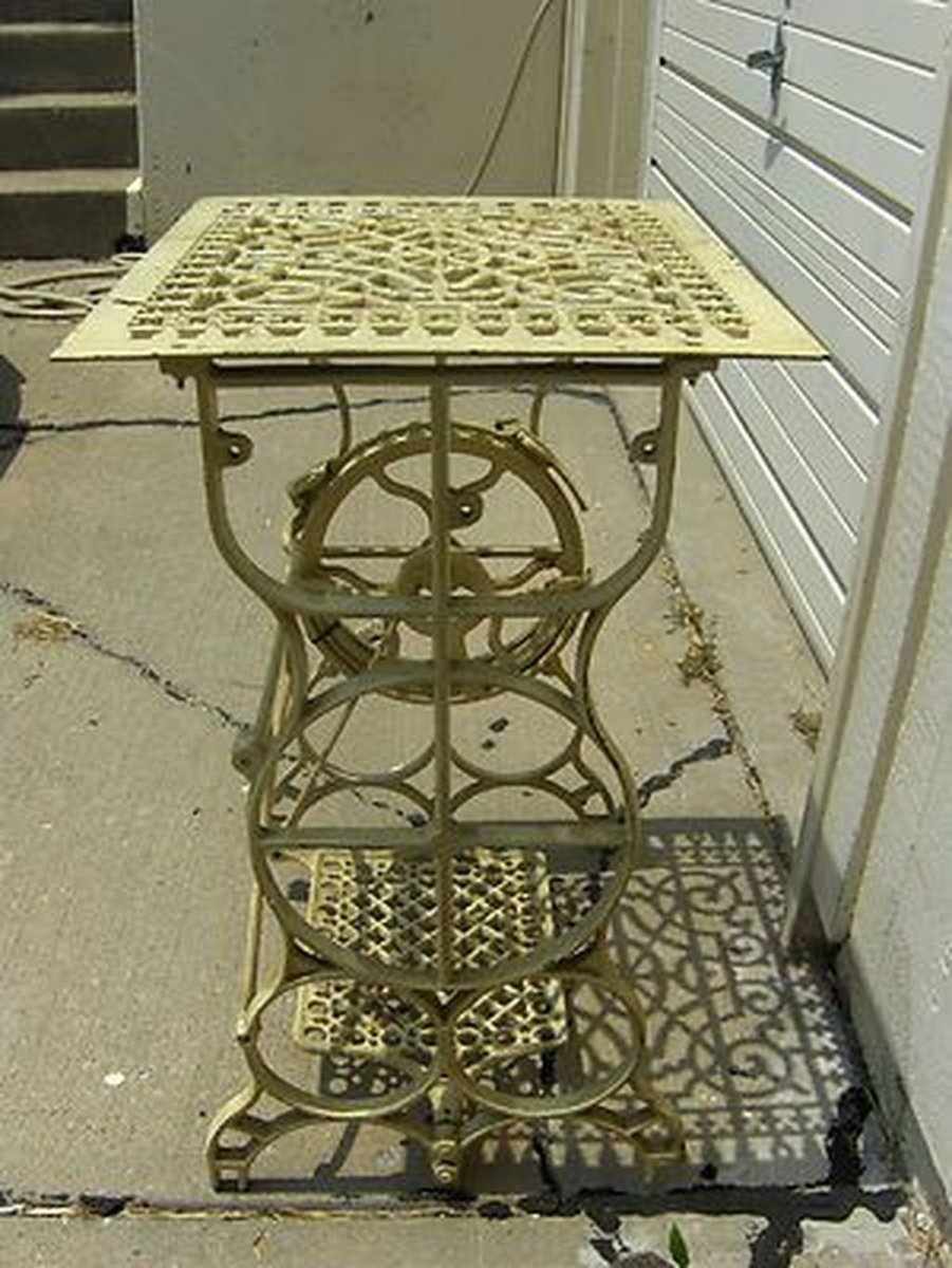 Журнальные столики из швейной машинки Зингер