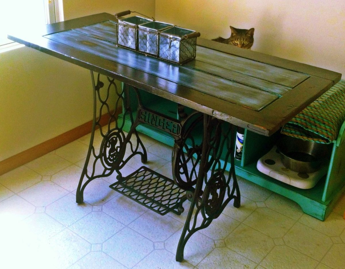 Столик из ножной швейной машинки