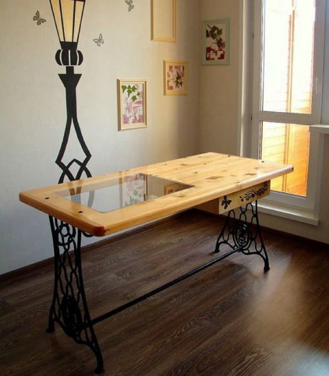 Письменный стол из швейной машинки Зингер