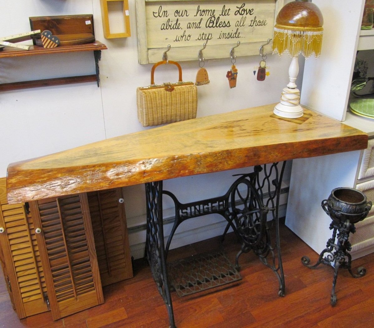 Стол из швейной машинки Зингер в интерьере