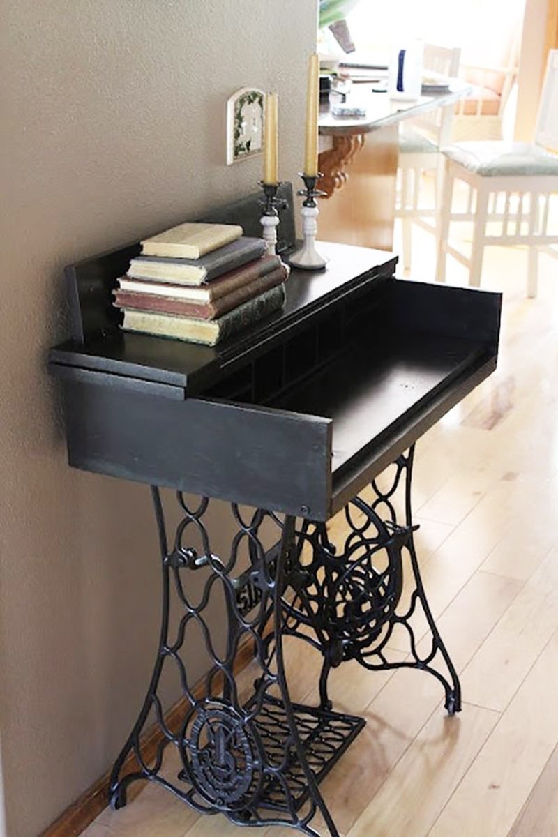 Столик из станины от швейной машинки Зингер