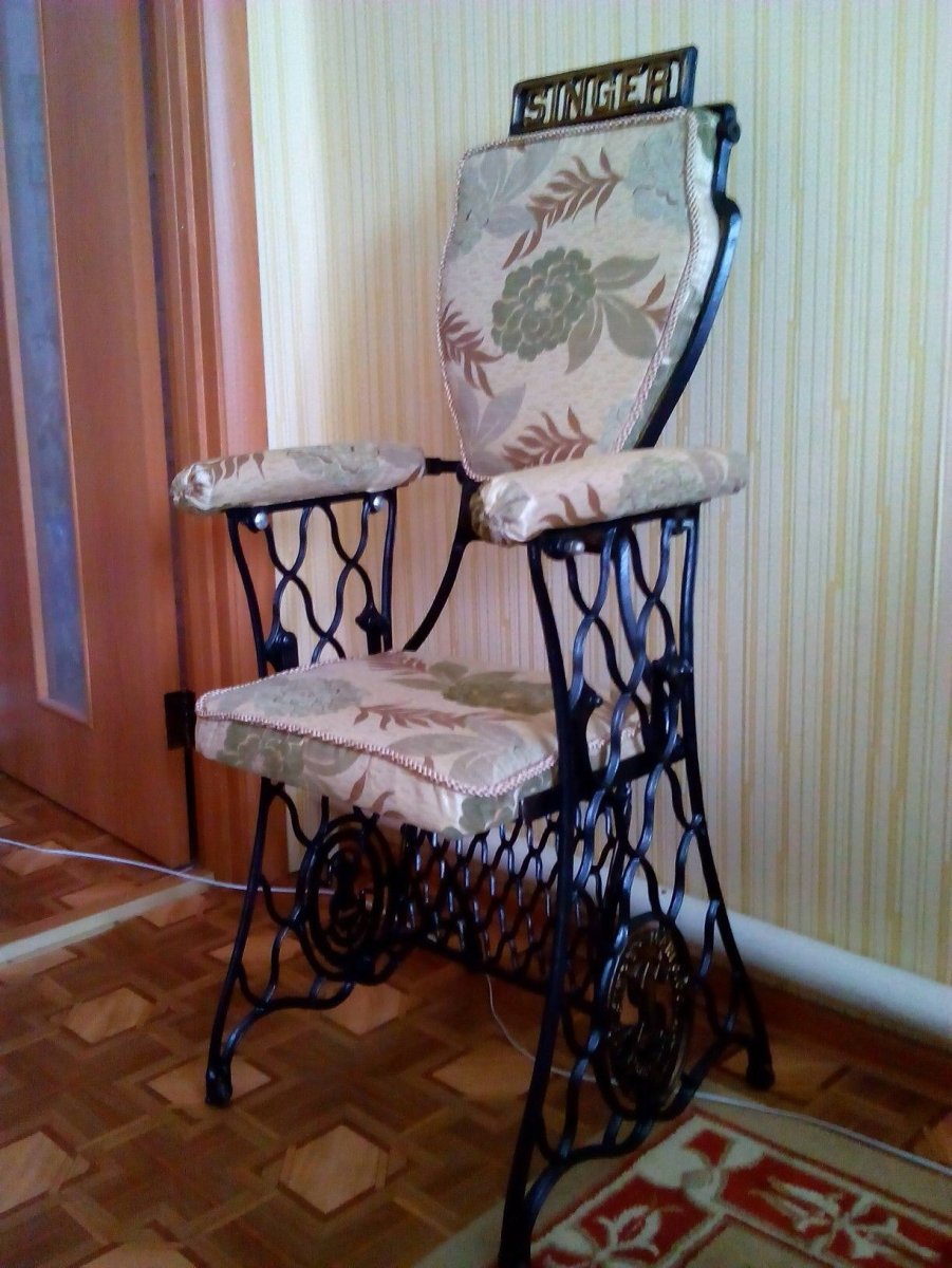 Туалетный столик из станины от швейной машинки Зингер