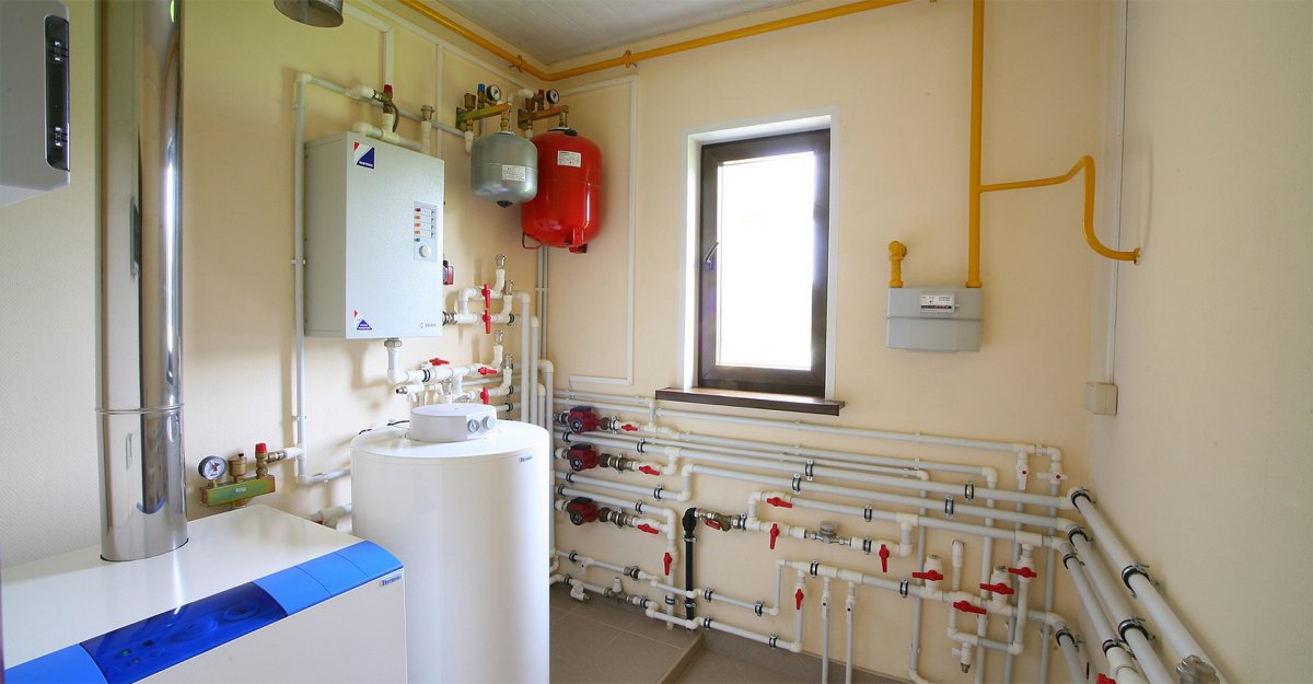 Окно в бойлерной в частном доме