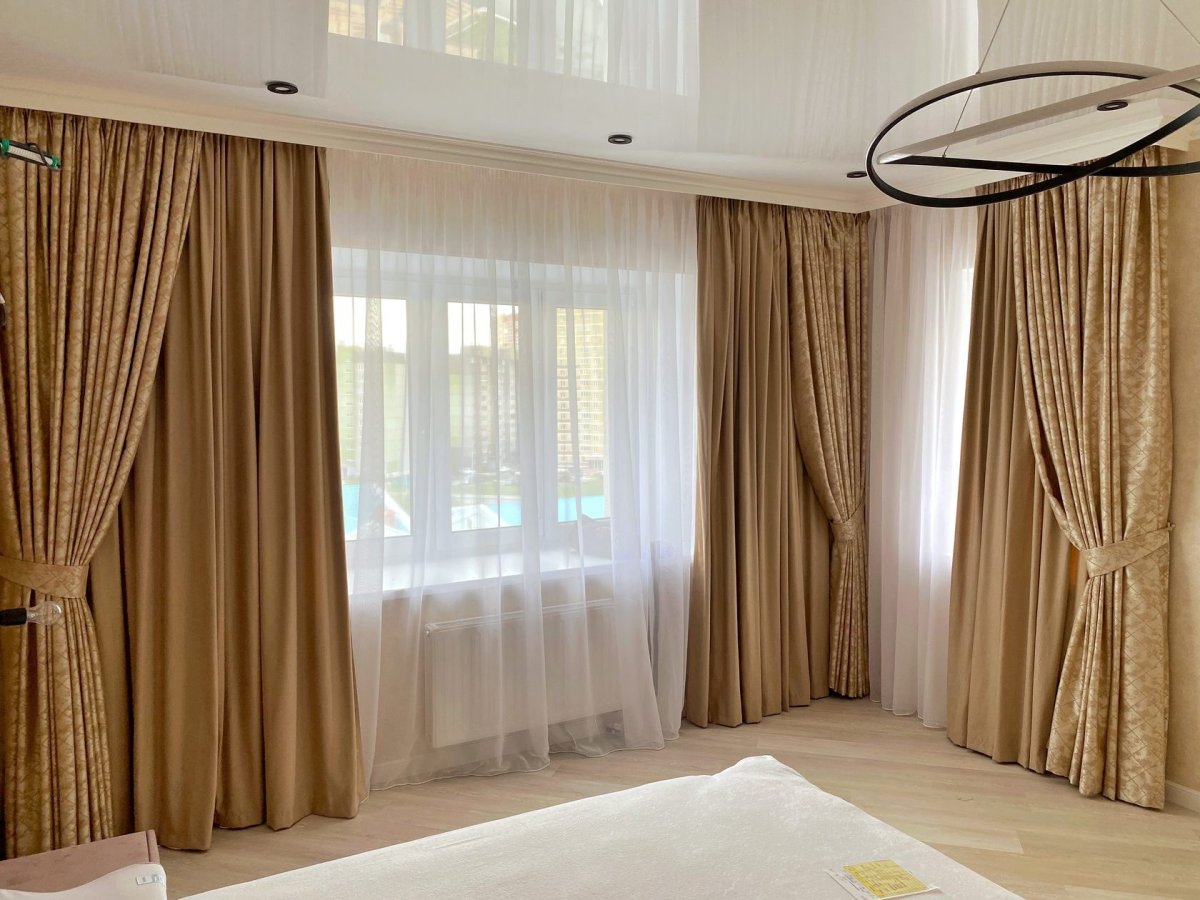 Карнизы в интерьере гостиной