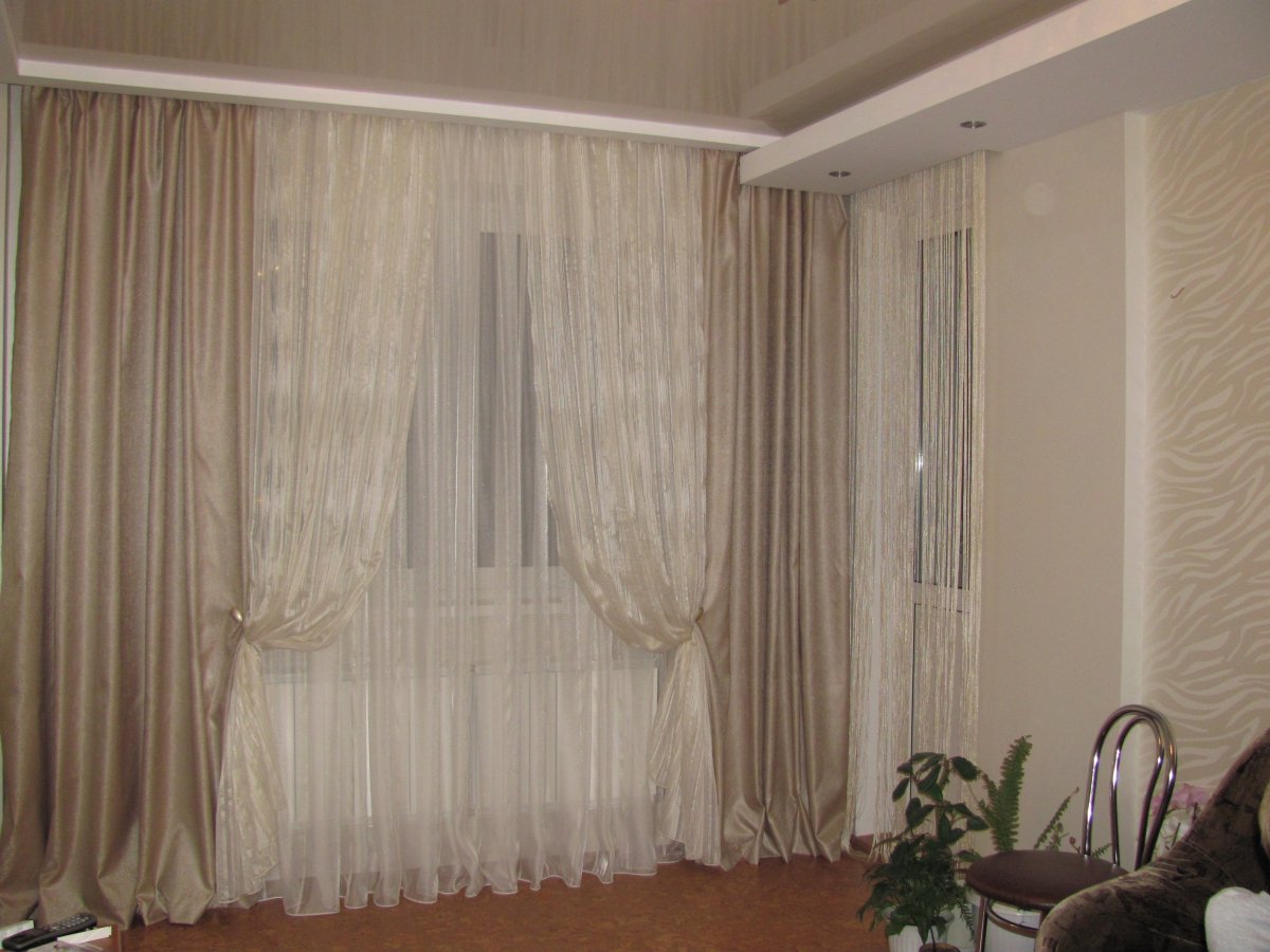 Шторы на окно с балконной дверью в гостиной