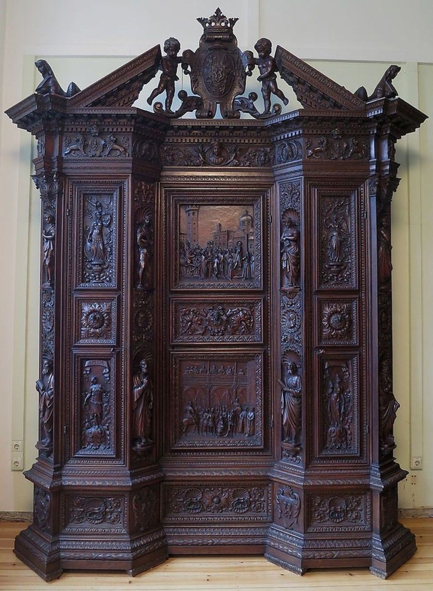 Антикварный шкаф