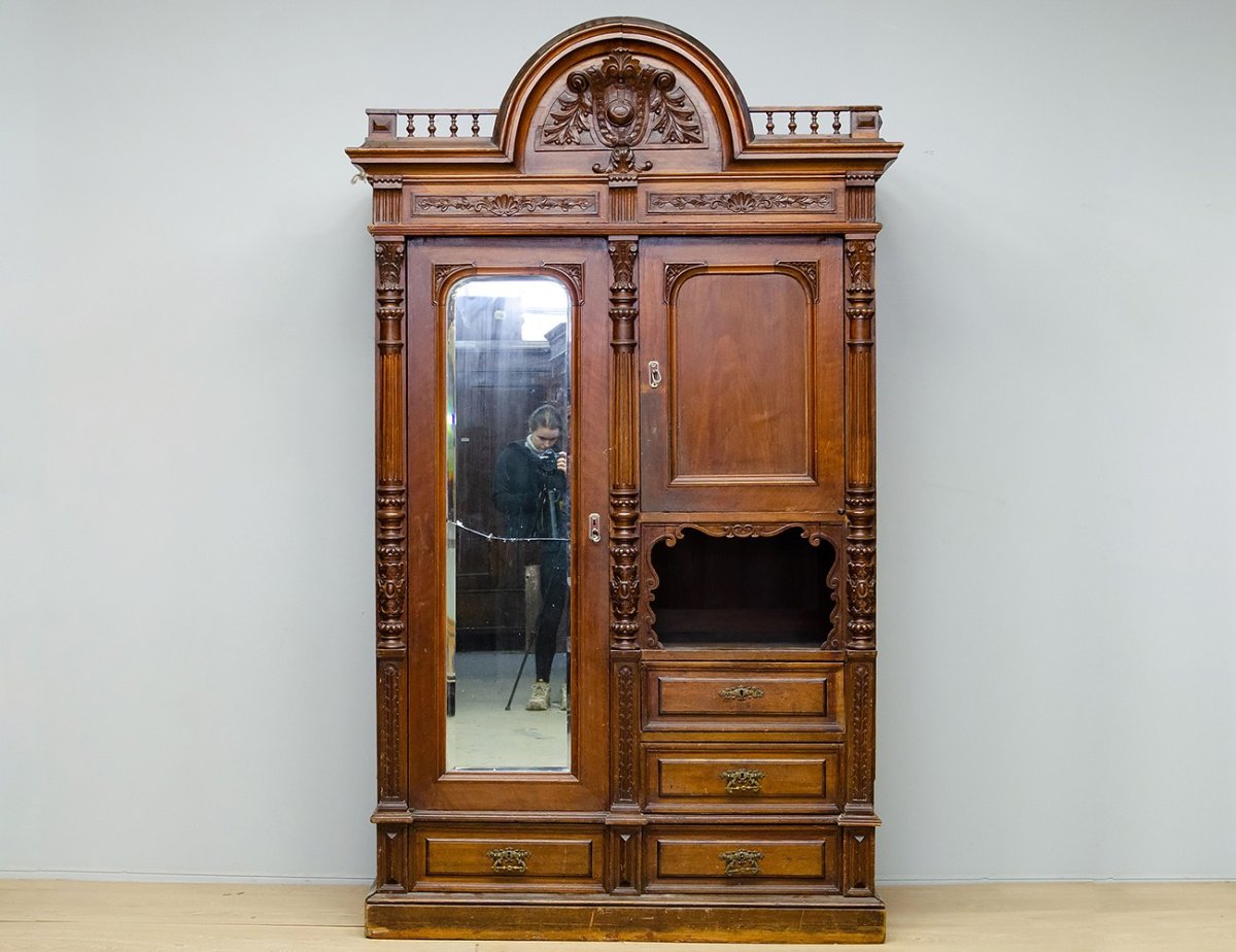 Старинный шкаф середины 19 века для документов