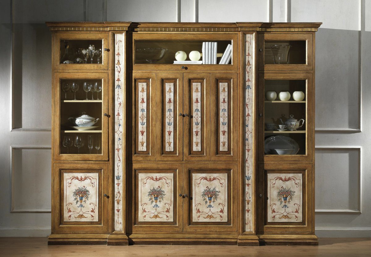 Старинный шкаф в современном интерьере