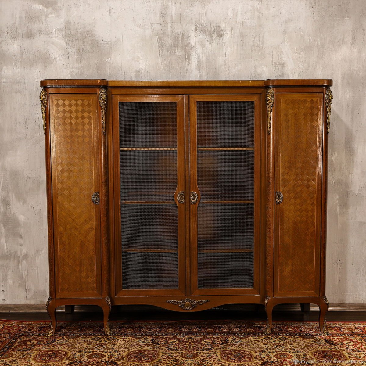 Антикварный книжный шкаф