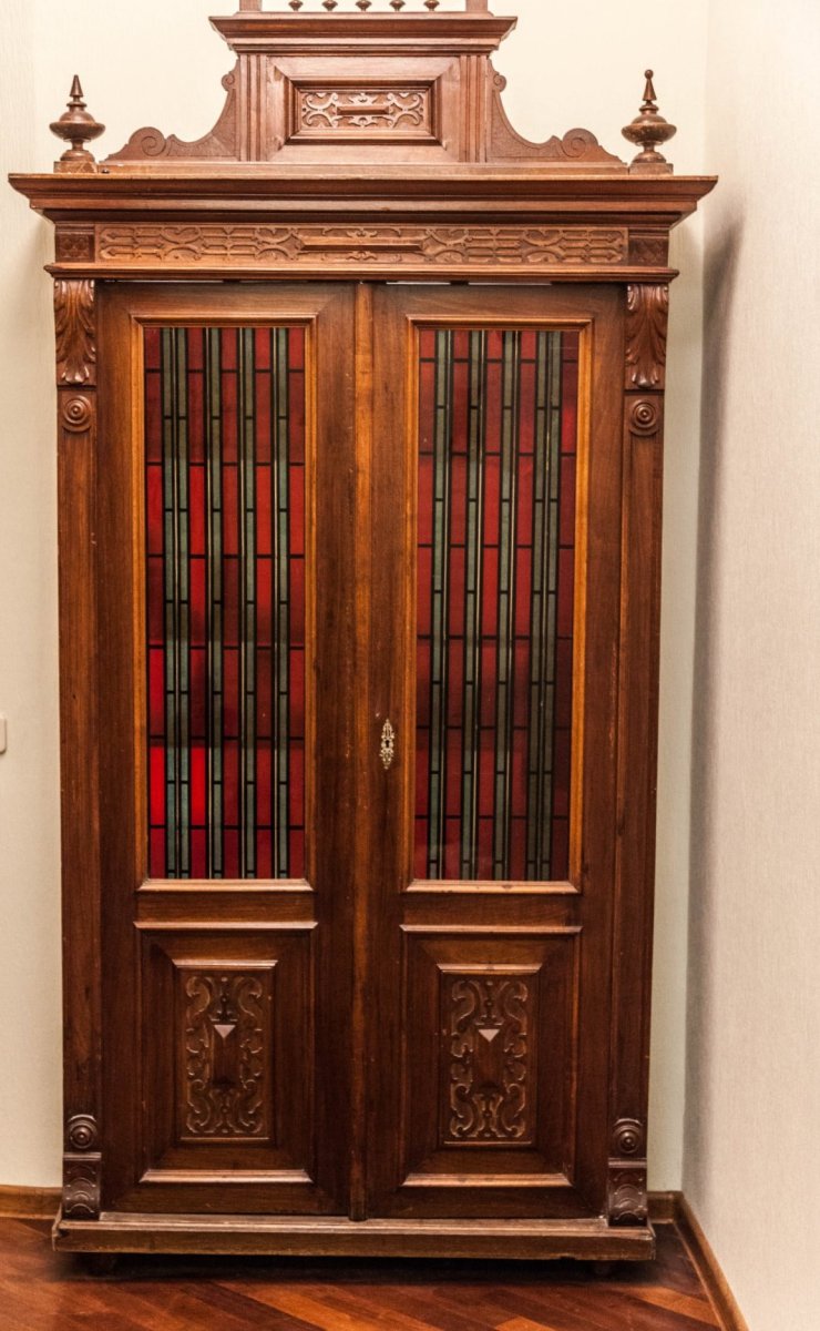 Старинный шкафчик