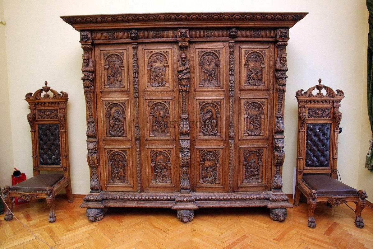 Старинный шкаф