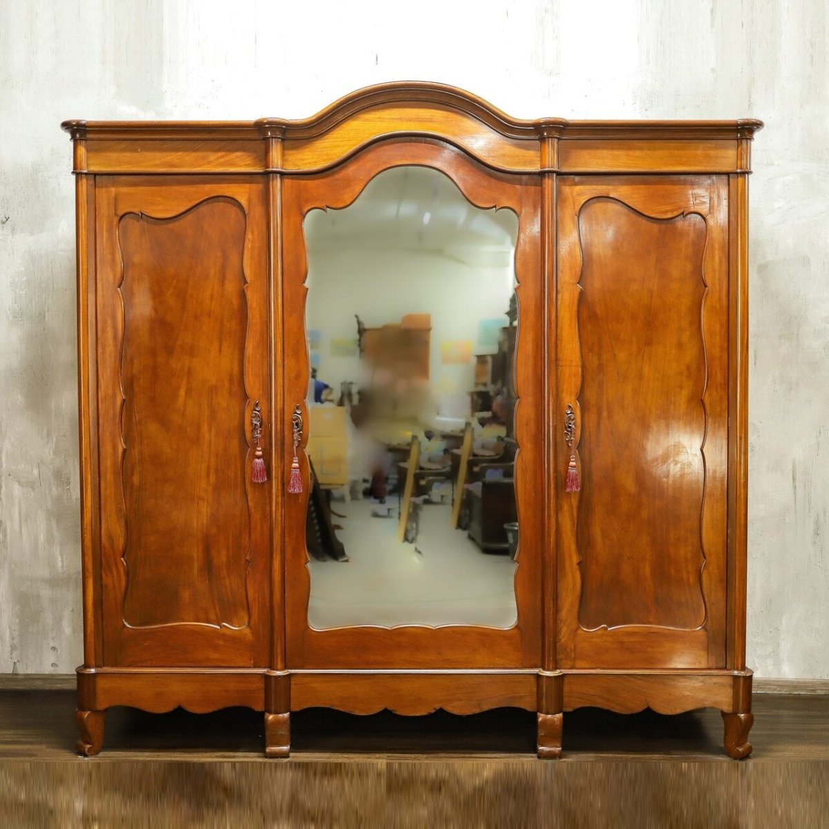 Шкаф трёхстворчатый старинный