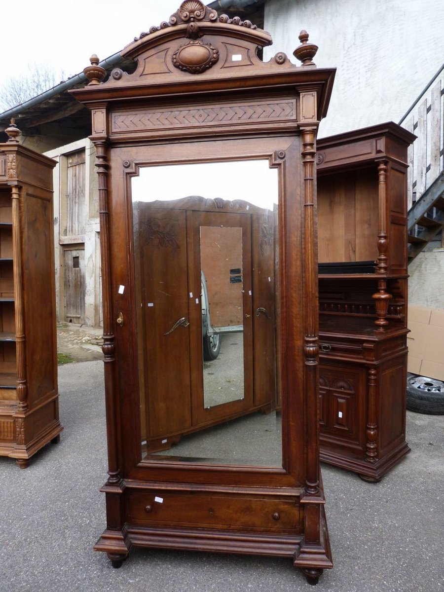 Старинный шкаф с зеркалом
