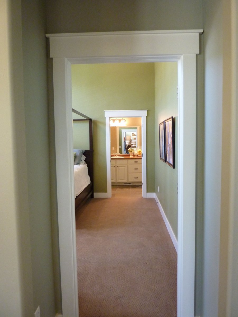 Отделка дверного проема плинтусом