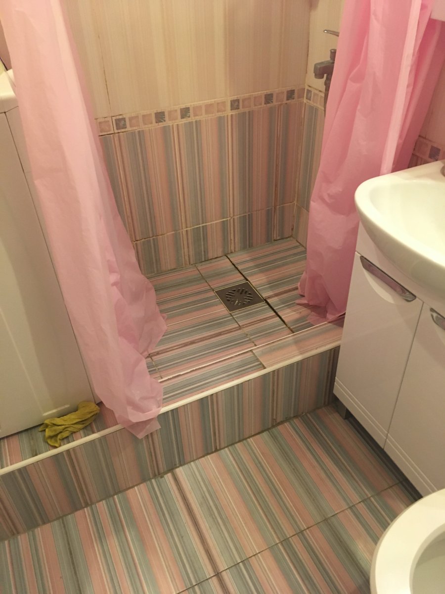 Душевая кабина на подиуме из плитки