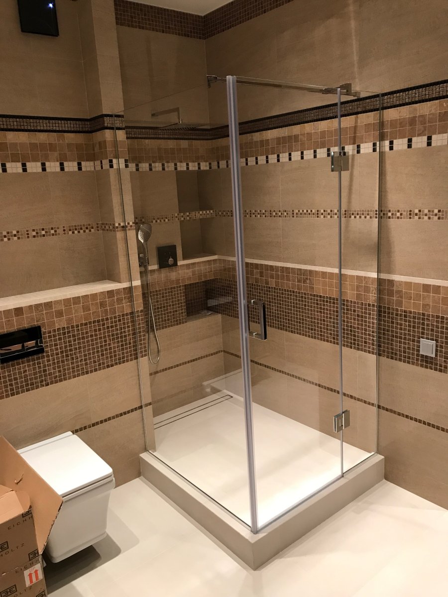 Угловая душевая в квартире