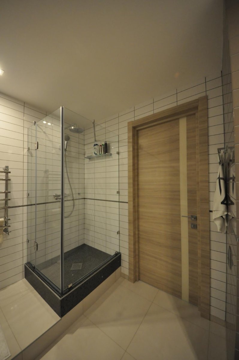 Перегородка стеклянная душевая на подиуме